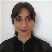 Giovane laureata in architettura da lezioni di storia dell'arte e dell'architettura a studenti di scuole medie e superiori